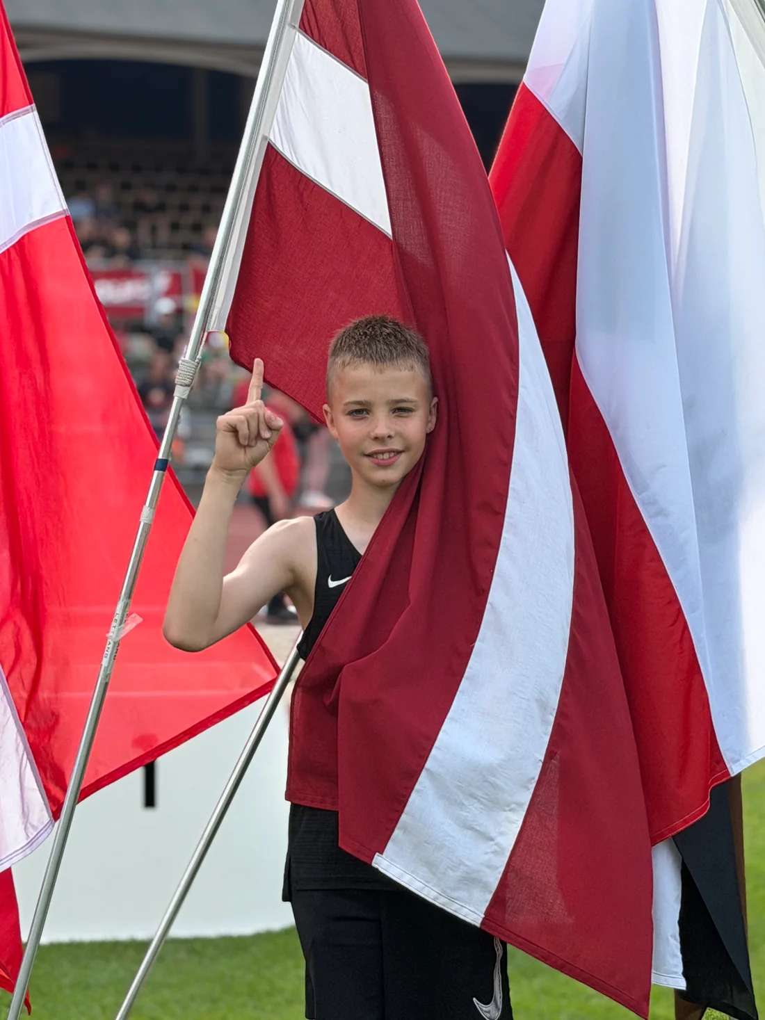 Martins Kornets ar Latvijas karogiem stadionā
